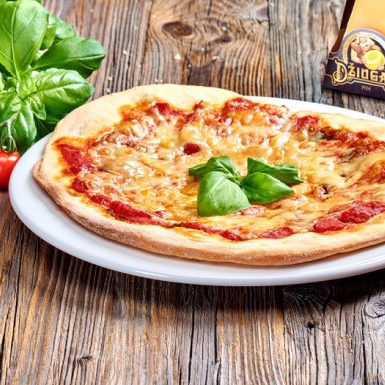 Pizza s paradajkovou omáčkou, oreganom, bazalkou a strúhaným syrom Džiugas Gourmet