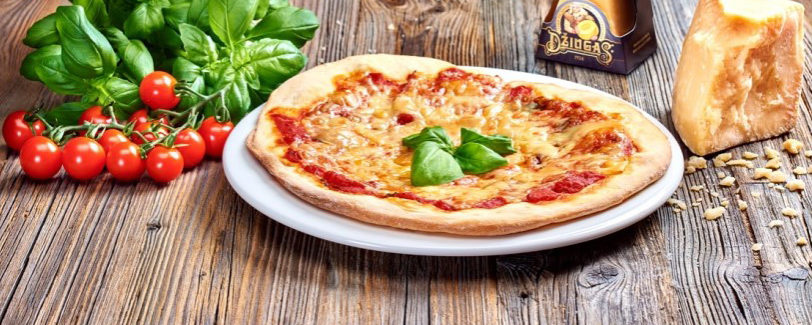 Pizza s paradajkovou omáčkou, oreganom, bazalkou a strúhaným syrom Džiugas Gourmet