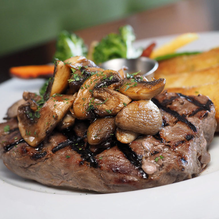 Steak s hríbikmi a bylinkovým maslom